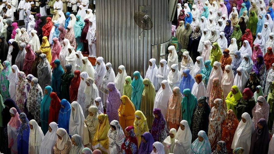 Indonesian Muslims pray at the first day of the holy fasting month of Ramadan at Istiqlal mosque in Jakarta, Indonesia, May 16, 2018. REUTERS/Willy Kurniawan