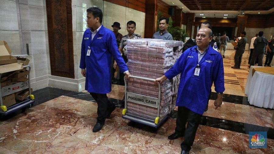 Samadikun Hartono mengembalikan sisa dana yang dikorupsi sebesar Rp 87 miliar secara tunai.