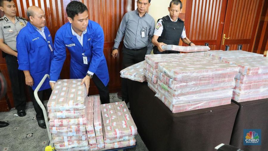 Samadikun Hartono mengembalikan sisa dana yang dikorupsi sebesar Rp 87 miliar secara tunai.