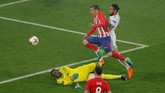 Gol kedua Atletico Madrid dicetak Antoine Griezmann pada menit ke-49 setelah menerima umpan terobosan Koke. (REUTERS/Vincent Kessler)