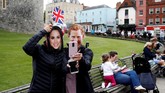 Di dekat Kastel Windsor, lokasi pernikahan Harry dan Markle, lapak pedagang pernak-pernik bertema demikian banyak ditemukan. (REUTERS/Phil Noble)