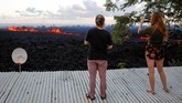 Selain abu tak beracun, penduduk khawatir tersedak belerang dioksida. Coombs mengatakan gas tersebut keluar dari 21 celah, atau retakan di tanah, yang disebabkan oleh gunung berapi. (Reuters/Terray Sylvester)