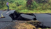 Semburan lava telah menelan sejumlah rumah dan kendaraan. Sejauh ini, setidaknya 37 bangunan telah hancur, dan jumlahnya bisa terus bertambah. (USGS/Handout via Reuters)