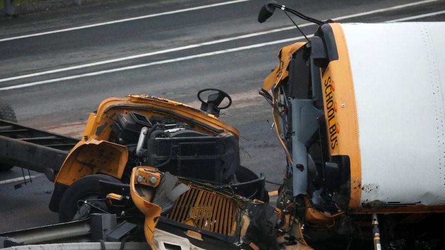 Kecelakaan bus sekolah yang terjadi di jalan raya New Jersey menewaskan seorang siswa dan guru serta 43 lainnya luka.