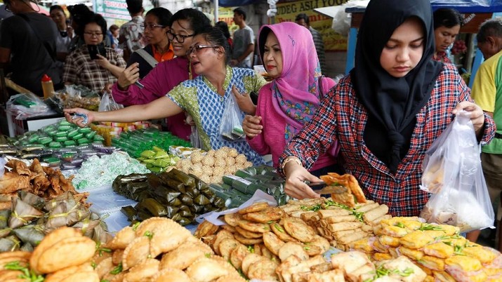 A vendor sells food for iftar on the first day of the holy fasting month of Ramadan at a traditional food market in Jakarta, Indonesia, May 17, 2018. REUTERS/Willy Kurniawan