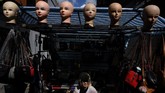 Seorang perempuan menyesap kopi di toko miliknya yang terletak di pusat kota Dublin, Irlandia. (REUTERS/Clodagh Kilcoyne)