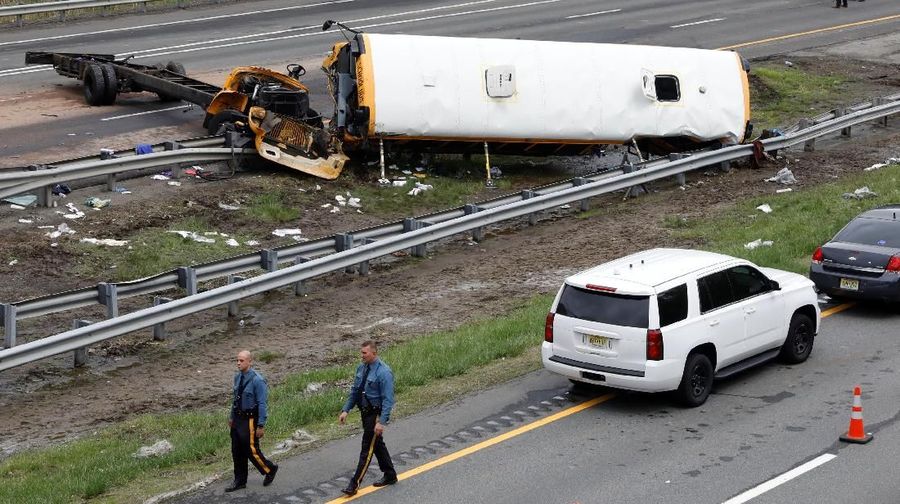 Kecelakaan bus sekolah yang terjadi di jalan raya New Jersey menewaskan seorang siswa dan guru serta 43 lainnya luka.