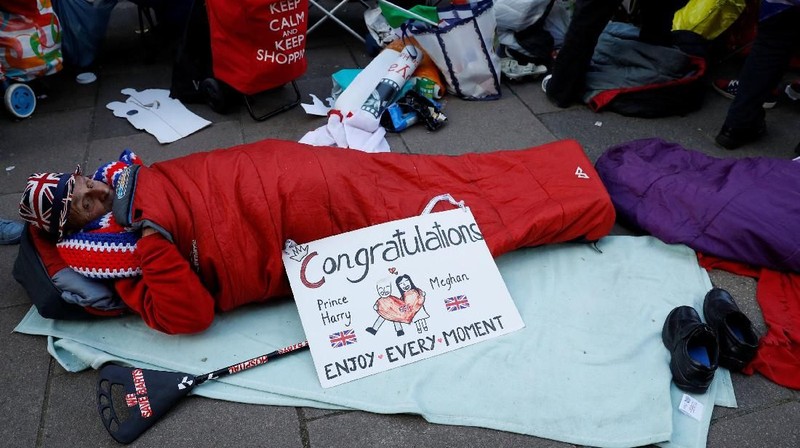 Banyak para penggemar simpatisan Kerajaan rela tidur di jalan-jalan bersama para tunawisma