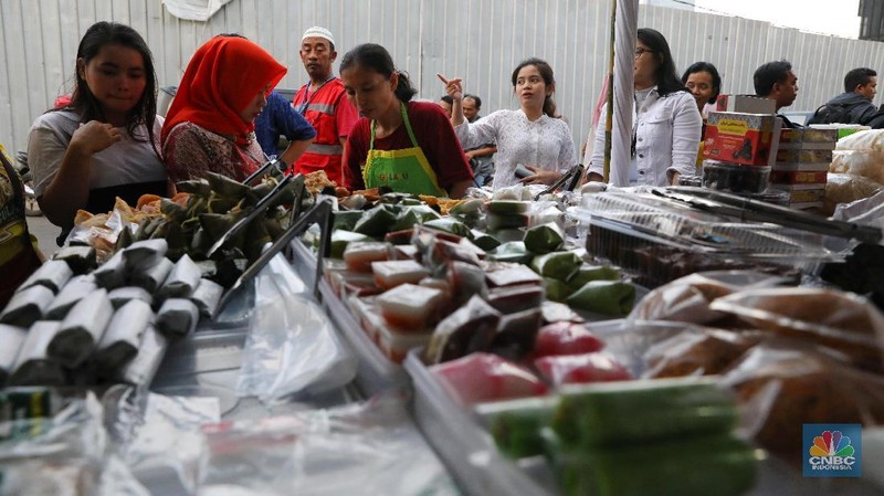 Bulan Ramadan bisa jadi peluang menambah rezeki bagi pedagang makanan yang berkumpul di Pasar Bendungan Hilir.