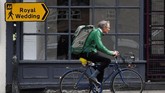 Salah satu warga Windsor merasa kalau Royal Wedding membuat kawasannya menjadi lebih ramai sekaligus tertib, bahkan lebih bersih dari biasanya. (REUTERS/Toby Melville)