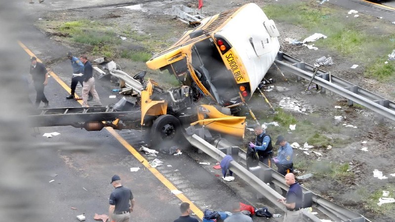 Kecelakaan bus sekolah yang terjadi di jalan raya New Jersey menewaskan seorang siswa dan guru serta 43 lainnya luka.