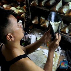 Selain PHK Massal Sepatu Adidas, 300 Pabrik Rumahkan Karyawan
