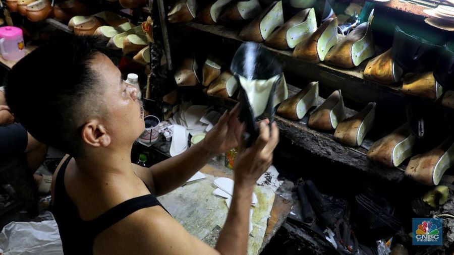 Industri sepatu lokal masih dapat bertahan di tengah serbuan sepatu impor.