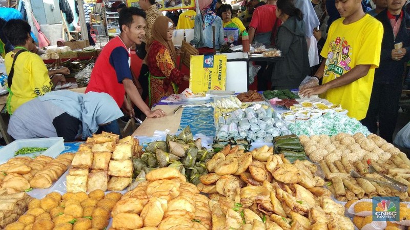 Bulan Ramadan bisa jadi peluang menambah rezeki bagi pedagang makanan yang berkumpul di Pasar Bendungan Hilir.