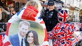 Harry dan Markle akan melangsungkan pesta pernikahannya pada Sabtu (19/5) waktu setempat. Namun sejak beberapa minggu yang lalu, penjual suvenir di sana sudah mulai menghias lapaknya dengan benda-benda bertema Royal Wedding. (REUTERS/Phil Noble)