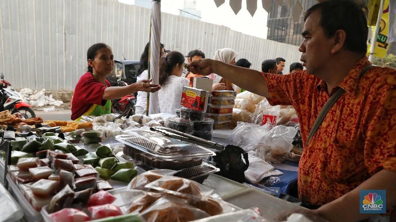 Bulan Ramadan bisa jadi peluang menambah rezeki bagi pedagang makanan yang berkumpul di Pasar Bendungan Hilir.