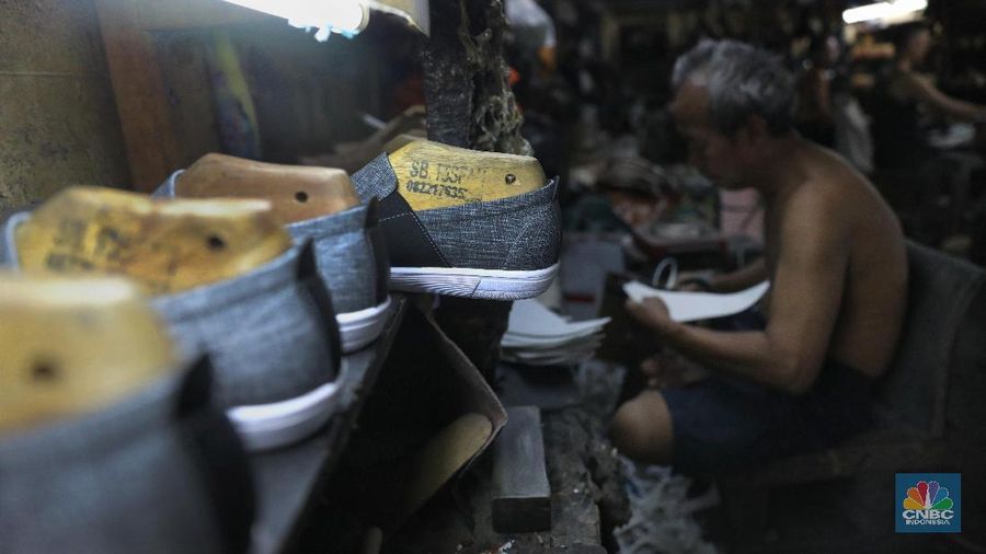 Industri sepatu lokal masih dapat bertahan di tengah serbuan sepatu impor.
