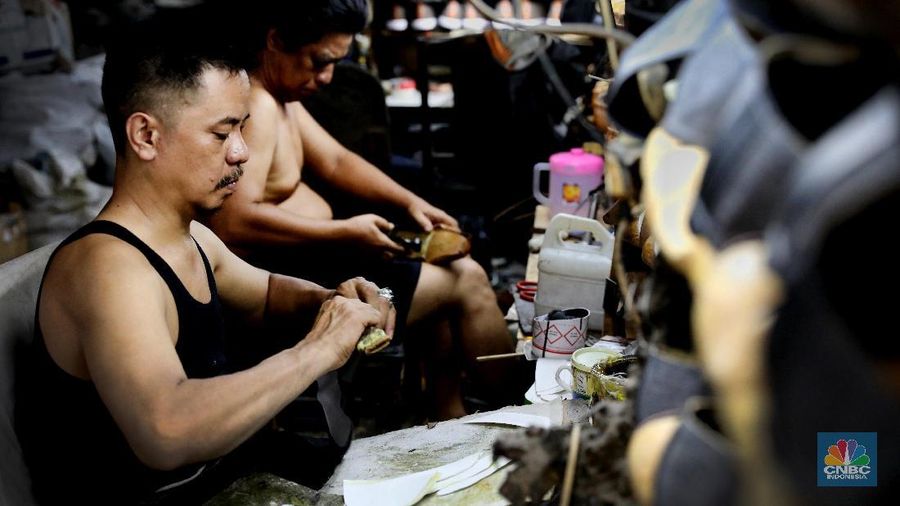 Industri sepatu lokal masih dapat bertahan di tengah serbuan sepatu impor.