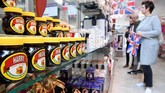 Kemasan selai roti yang bertema Royal Wedding. (REUTERS/Toby Melville)