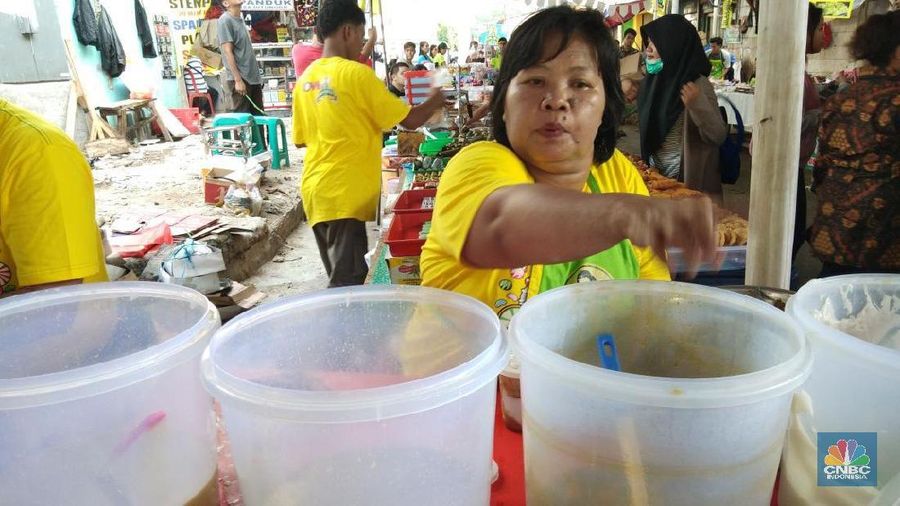 Bulan Ramadan bisa jadi peluang menambah rezeki bagi pedagang makanan yang berkumpul di Pasar Bendungan Hilir.