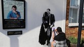 Seniman graffiti, Pegasus, membuat karya seni bertema Royal Wedding di tembok sebuah bar di kawasan Windsor. (REUTERS/Marko Djurica)