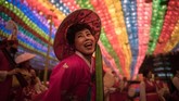 Seorang penganut agama Budha menari di bawah lentera-lentera di kuil Jogye. Menyambut perayaan kelahiran Budha yang jatuh pada 22 Mei tahun ini, di Seoul, Korea Selatan, diadakan Festival Lampion Teratai. (AFP PHOTO / Ed JONES)