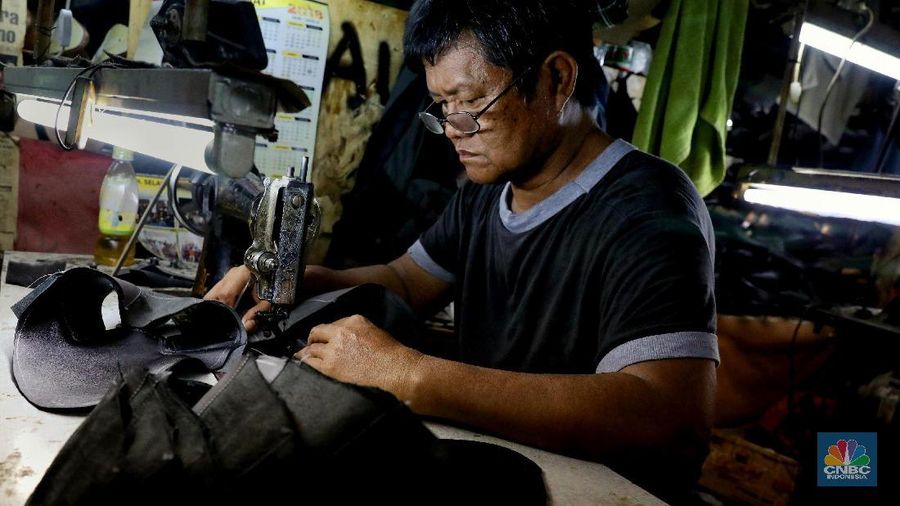 Industri sepatu lokal masih dapat bertahan di tengah serbuan sepatu impor.