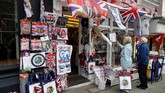 Toko suvenir pernak-pernik Royal Wedding di dekat Kastel Windsor, Inggris. (REUTERS/Phil Noble)