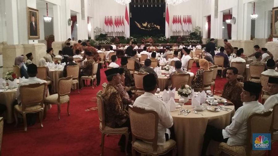 Buka bersama yang digelar Presiden Joko Widodo dihadiri oleh sejumlah menteri dan anggota parlemen.