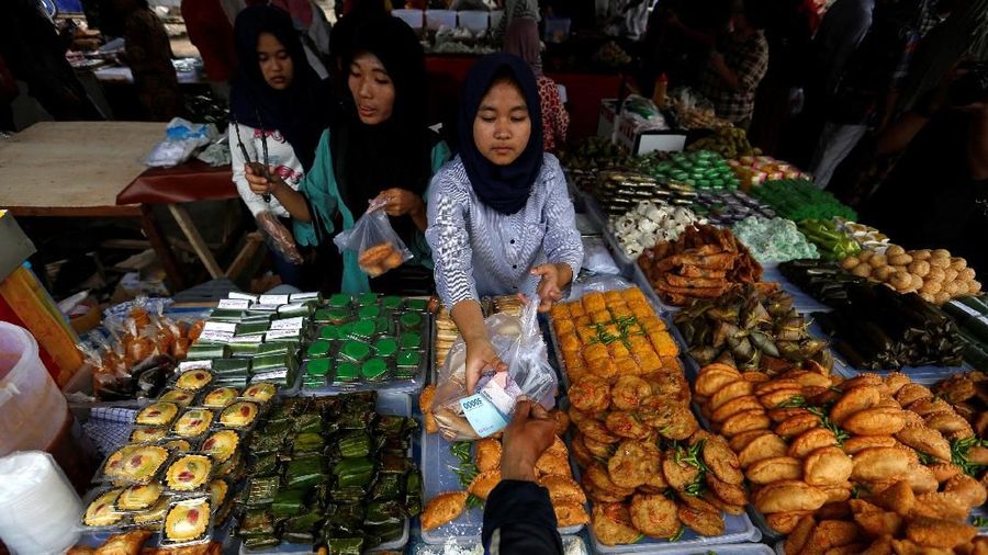 A vendor sells food for iftar on the first day of the holy fasting month of Ramadan at a traditional food market in Jakarta, Indonesia, May 17, 2018. REUTERS/Willy Kurniawan