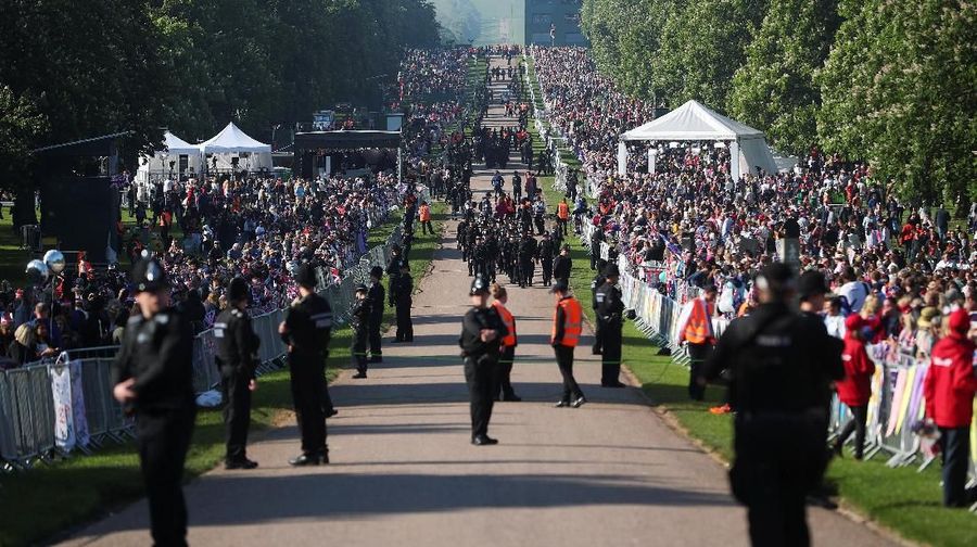 Keduanya menikah di St George's Chapel di kastil Windsor.