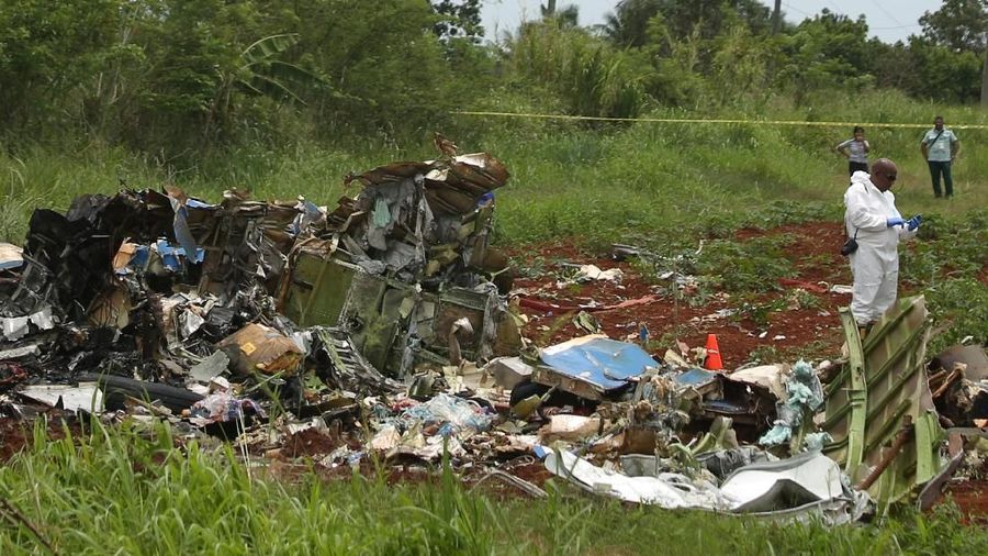 Sedikitnya 100 penumpang tewas dalam kecelakaan pesawat Boeing 737 tersebut.