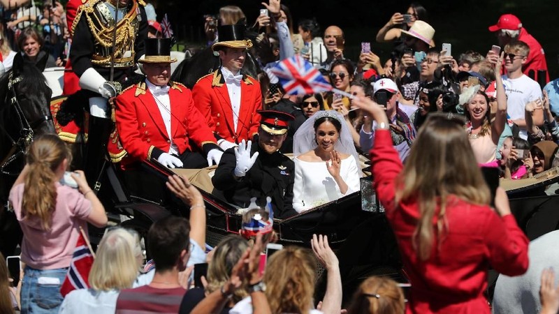 Pangeran Harry dan Meghan resmi menjadi pasangan suami istri