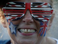 Uniknya Tingkah Warga Menyambut The Royal Wedding