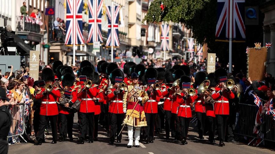 Keduanya menikah di St George's Chapel di kastil Windsor.