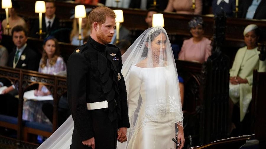 Beberapa gerai ritel menawarkan gaun Meghan Markle dengan harga mulai Rp 2,1 juta hingga Rp 12 juta.