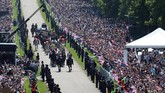 Selain di area Kastel Windsor, ada pula warga yang merayakan peristiwa bersejarah ini dengan menyesaki bar dan pub, sehingga tempat-tempat itu diizinkan untuk buka lebih lama dari hari biasanya, yakni sampai pukul 01.00 dini hari. (REUTERS/Hannah McKay/Pool)