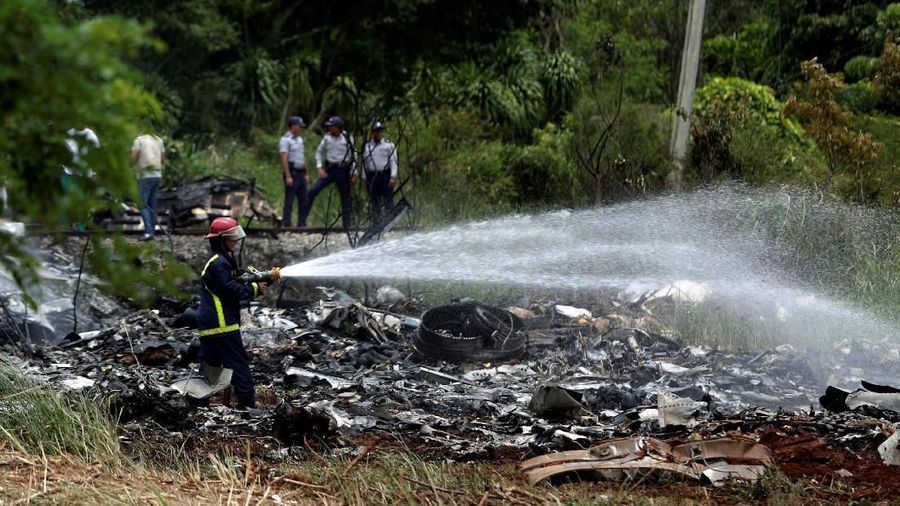 Sedikitnya 100 penumpang tewas dalam kecelakaan pesawat Boeing 737 tersebut.