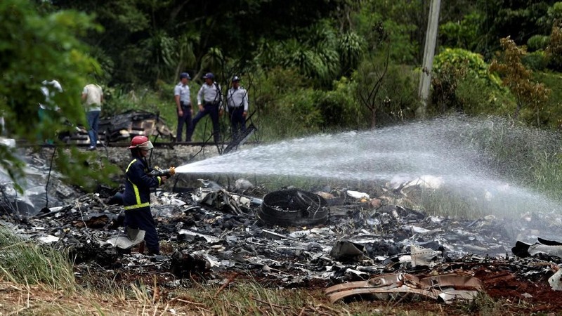 Sedikitnya 100 penumpang tewas dalam kecelakaan pesawat Boeing 737 tersebut.