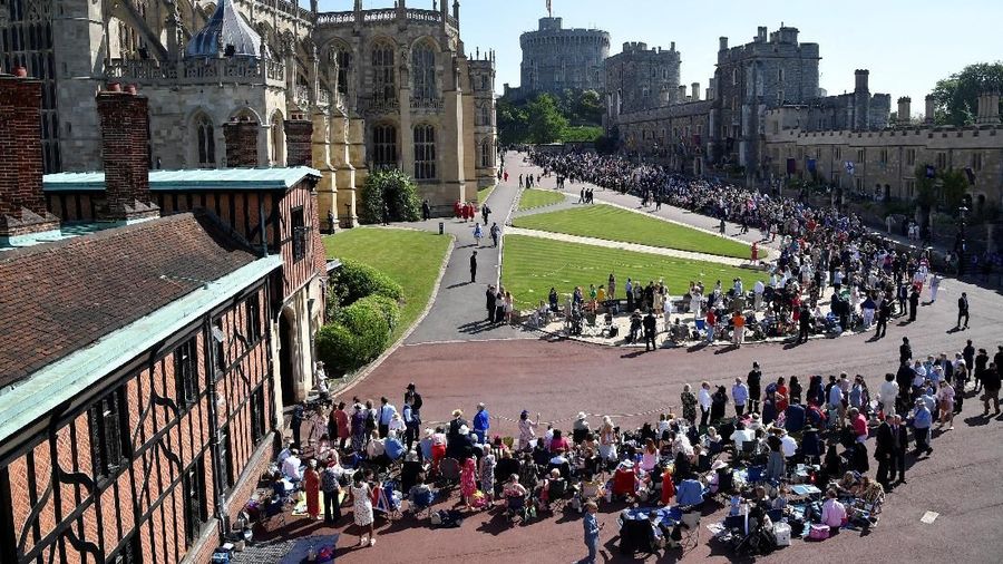 Keduanya menikah di St George's Chapel di kastil Windsor.