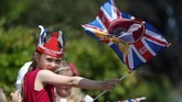 Sebagian besar warga yang menyaksikan prosesi itu, baik di area dalam maupun luar kastel, terlihat menggunakan atribut yang menampilkan motif bendera Inggris atau wajah Pangeran Harry. (REUTERS/Marko Djurica)