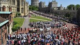 Tak sedikit warga Inggris dan turis yang rela berdesakan di area Kastel Windsor untuk bisa menyaksikan langsung wajah bahagia pangerannya setelah meminang Markle di Kapel St. George. (REUTERS/Toby Melville/Pool)