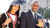 Idris Elba dan pasangannya Sabrina Dhowre termasuk selebriti yang datang pertama di Kapel St. George, Kastel Windsor, Inggris untuk pernikahan Pangeran Harry dan Meghan Markle, Sabtu (19/5). (Gareth Fuller/Pool via REUTERS)