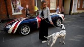 Menjadi saksi pernikahan Harry dan Meghan Markle, bagi Katja Parrock dan anjingnya yang memang berasal dari Windsor, adalah kesempatan sekali seumur hidup. (REUTERS/Clodagh Kilcoyne)