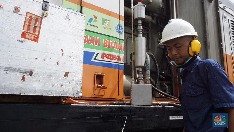 Pemerintah akan mewajibkan penggunaan campuran minyak sawit sebanyak 20% (B20) di bahan bakar solar non subsidi. 