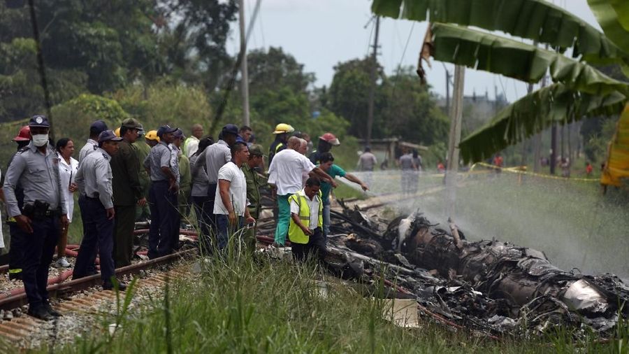Sedikitnya 100 penumpang tewas dalam kecelakaan pesawat Boeing 737 tersebut.