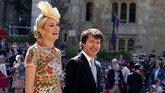 Penyanyi James Blunt menggandeng Sofia Wellesley ke pernikahan Markle dan Harry. Ia termasuk dalam undangan Pangeran Harry. (Chris Radburn/Pool via REUTERS)