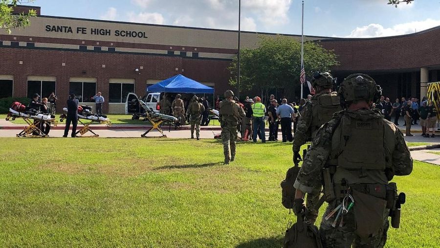 Kejadian di Santa Fe High School ini mengakibatkan 10 orang tewas
