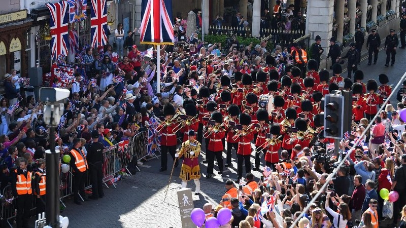 Keduanya menikah di St George's Chapel di kastil Windsor.