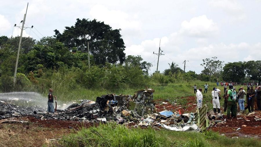 Sedikitnya 100 penumpang tewas dalam kecelakaan pesawat Boeing 737 tersebut.